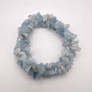 Stunning aquamarine stone chip stretchy bracelet!